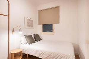 A bed or beds in a room at Comfortable Apt for groups next to Sagrada Familia