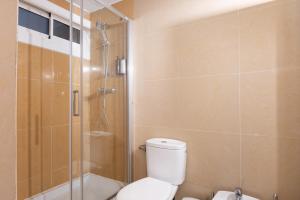 A bathroom at Comfortable Apt for groups next to Sagrada Familia Még 14 kép