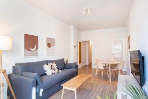 A seating area at Comfortable Apt for groups next to Sagrada Familia