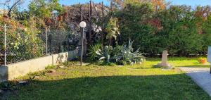 un giardino con una recinzione e una lampada nell'erba di MGC a Modena