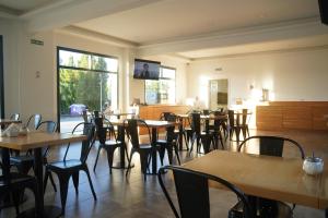 a restaurant with tables and chairs in a room at Destino Calafate in El Calafate