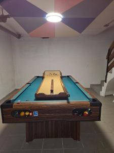 a pool table in a room with a pool at Ferienwohnung im Alpenvorland am Lech in Apfeldorf