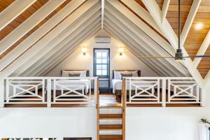 Zimmer mit einem Loft mit weißen Balken in der Unterkunft Vista de Azul and The Pool Club at Mahogany Bay in San Pedro + 25 Fotos