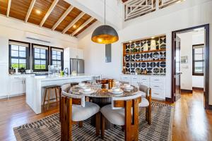 eine Küche mit Tisch und Stühlen in einem Zimmer in der Unterkunft Vista de Azul and The Pool Club at Mahogany Bay in San Pedro