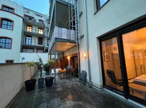 a balcony of a building with a table and chairs at Terassen Whg 68 qm bis 6 pers in Wiesbaden