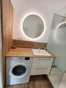 サン・ブルヴァン・レ・パンにあるMaison 4 pers 300m de la merの洗濯機と洗面台を備えたバスルーム +3枚の写真
