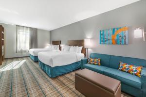 Postel nebo postele na pokoji v ubytování MainStay Suites Fort Myers East I-75 + 70 fotografií