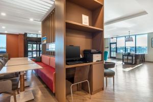 Kuchyň nebo kuchyňský kout v ubytování MainStay Suites Fort Myers East I-75