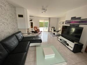 Μια τηλεόραση ή/και κέντρο ψυχαγωγίας στο Proche St cyprien villa piscine