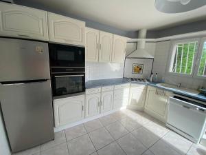 Η κουζίνα ή μικρή κουζίνα στο Proche St cyprien villa piscine