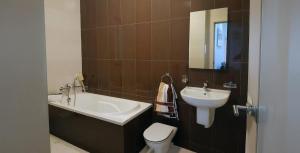 Un baño con lavabo, bañera e inodoro. en Spacious Depiro Apartment Sliema, en Sliema