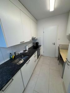 Kuchyň nebo kuchyňský kout v ubytování Downtown Dream 3,5BR with Balcony and Style BA32