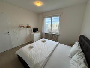 Postel nebo postele na pokoji v ubytování Downtown Dream 3,5BR with Balcony and Style BA32