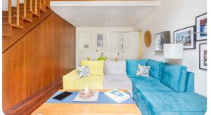A seating area at queen 24