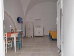 a room with a table and a bedroom with a bed at Casa Antonietta - Ostuni Centro in Ostuni