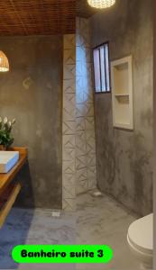 een badkamer met wastafel en toilet bij Rancho Bela Vista Sapirara in Trancoso