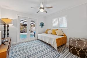 Postel nebo postele na pokoji v ubytování Siesta Key Oasis with Outdoor Pool and Screened Lanai! + 31 fotografií