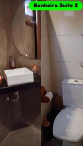 een badkamer met een wit toilet en een wastafel bij Rancho Bela Vista Sapirara in Trancoso +6 foto's