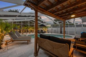 Bazén v ubytování Siesta Key Oasis with Outdoor Pool and Screened Lanai! nebo v jeho okolí