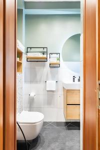 une salle de bain avec une baignoire blanche et un lavabo dans l'établissement Denea - Old Town, à Sarajevo