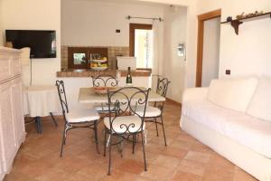 Μια τηλεόραση ή/και κέντρο ψυχαγωγίας στο Comfortable House in Campulongu with Garden of 90 m²