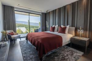 La PirrazにあるVilla Tomar - vue lacの大きなベッドと大きな窓のある寝室 +9枚の写真