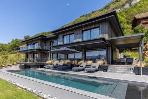 La PirrazにあるVilla Tomar - vue lacのスイミングプール付きの家の外観