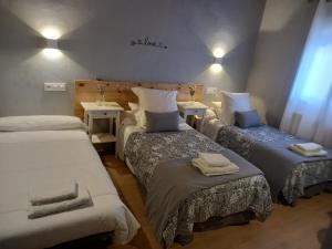 Łóżko lub łóżka w pokoju w obiekcie CASA RURAL LA HOJA EL VALLE