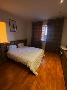 En eller flere senge i et værelse på Premier Flat with Parking