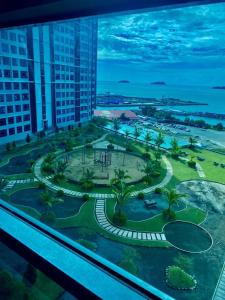 Φωτογραφία από το άλμπουμ του Jesselton Quay- 2Bedrooms modern concept-free wifi & netflix σε Kota Kinabalu