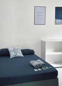 a bedroom with a bed with two towels on it at Casa Bali Beira Mar - Sesc Bertioga in Bertioga