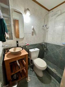 Et badeværelse på Departamento COLIBRÍES para dos sobre el lago + 11 billeder