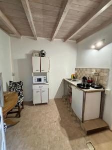 Køkken eller tekøkken på Departamento COLIBRÍES para dos sobre el lago