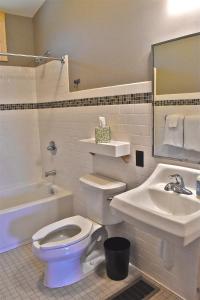 een badkamer met een wit toilet en een wastafel bij Johnson's Shut-ins State Park in Monterey +6 foto's