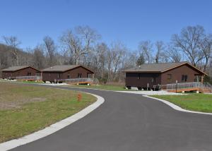 een weg die leidt naar twee huizen op een boerderij bij Johnson's Shut-ins State Park in Monterey