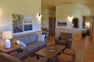 een woonkamer met een bank en een tafel bij Johnson's Shut-ins State Park in Monterey