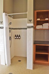 een badkamer met een douche met witte tegels bij Johnson's Shut-ins State Park in Monterey