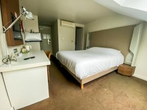 Postel nebo postele na pokoji v ubytování Campanile Montargis - Amilly + 37 fotografií