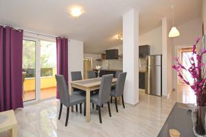 Kuchyň nebo kuchyňský kout v ubytování Sunshine Residence Baska 2