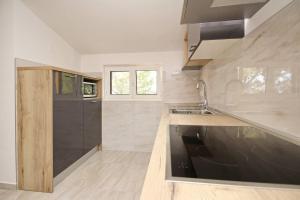 Kuchyň nebo kuchyňský kout v ubytování Sunshine Residence Baska 2