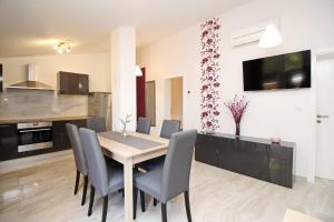 Kuchyň nebo kuchyňský kout v ubytování Sunshine Residence Baska 2