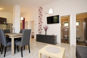 TV a/nebo společenská místnost v ubytování Sunshine Residence Baska 2