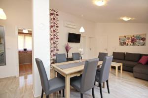 TV a/nebo společenská místnost v ubytování Sunshine Residence Baska 2