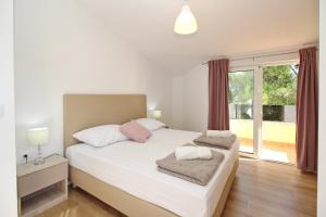 Postel nebo postele na pokoji v ubytování Sunshine Residence Baska 2