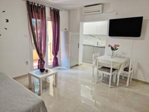 TV a/nebo společenská místnost v ubytování Sunshine Residence Baska 2