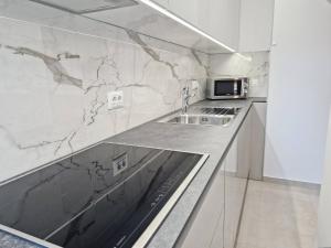 Kuchyň nebo kuchyňský kout v ubytování Sunshine Residence Baska 2
