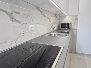 Kuchyň nebo kuchyňský kout v ubytování Sunshine Residence Baska 2