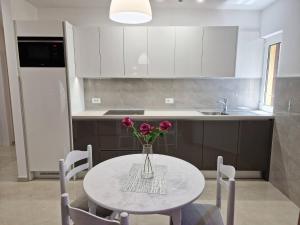 Kuchyň nebo kuchyňský kout v ubytování Sunshine Residence Baska 2
