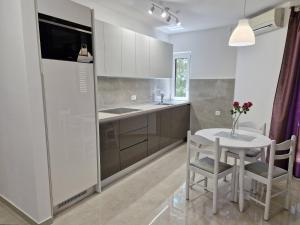 Kuchyň nebo kuchyňský kout v ubytování Sunshine Residence Baska 2
