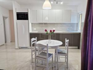 Kuchyň nebo kuchyňský kout v ubytování Sunshine Residence Baska 2